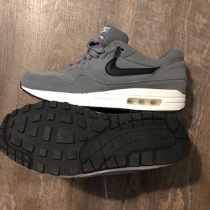 NikeID Air Max 1 Essential